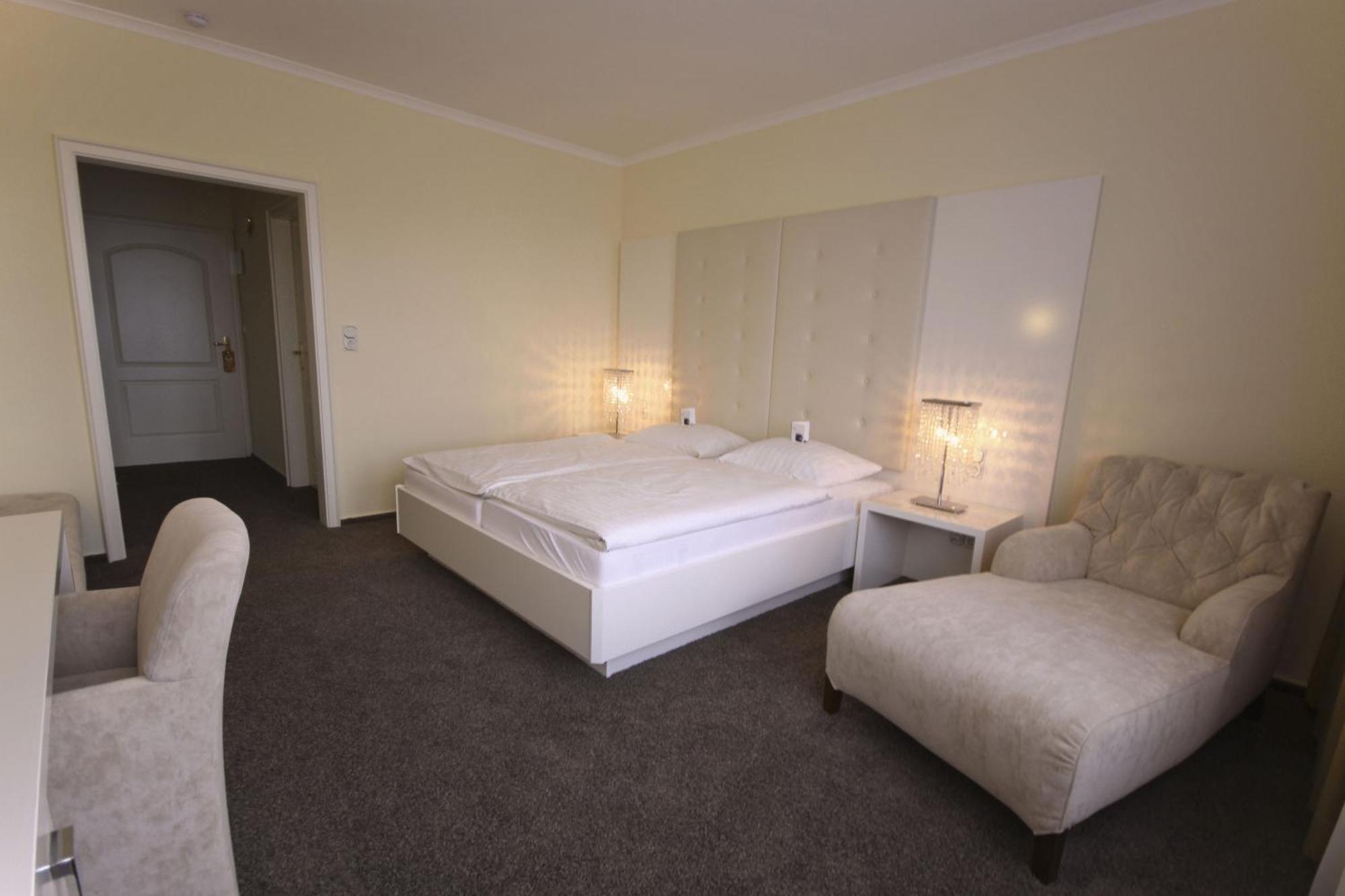 Hotel-Restaurant Zur Krone Löhnberg Esterno foto