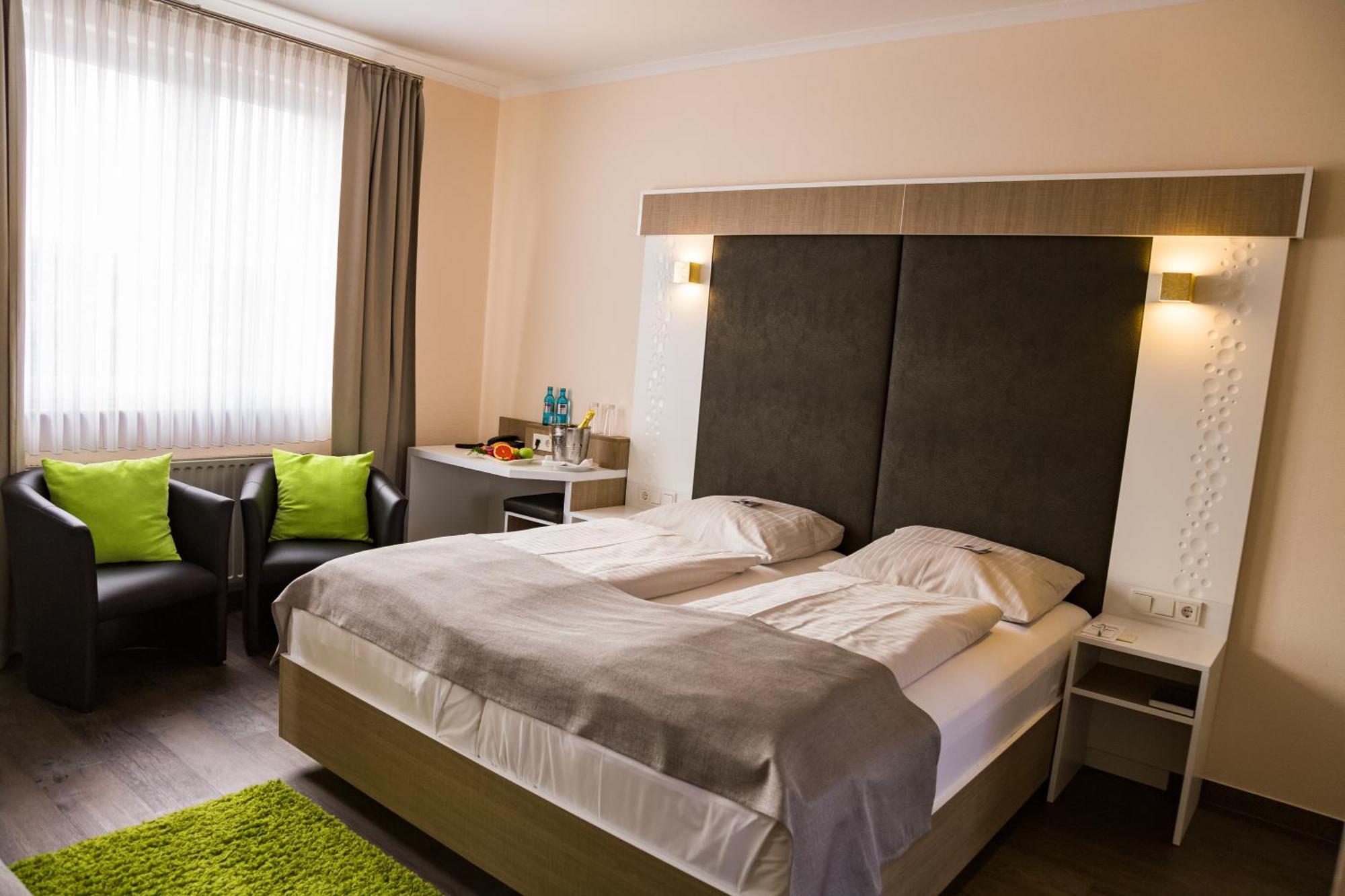Hotel-Restaurant Zur Krone Löhnberg Esterno foto